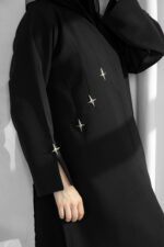 Discover understated luxury with this black abaya from Teblux. Crafted from premium crepe fabric and finished with crystal buttons that add a subtle touch of elegance. Perfect for work, travel, or everyday sophistication.